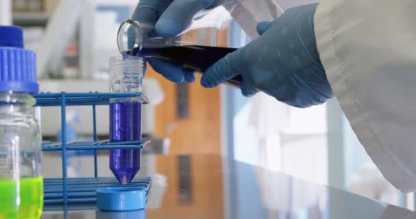 Крупним Планом Вчений Заливає Хімічну Речовину Пробірці Лабораторії — стокове відео