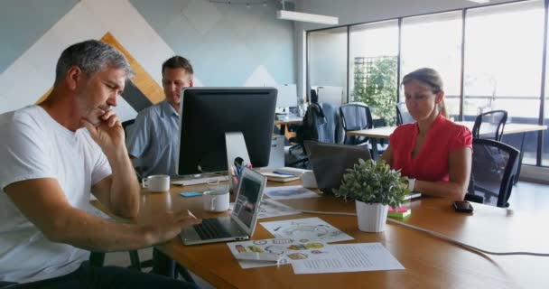Özenli Yöneticiler Ofiste Masa Üzerinde Çalışma — Stok video