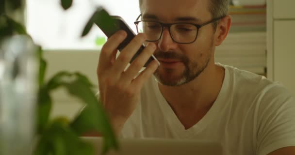 Primer Plano Del Hombre Hablando Teléfono Móvil Casa — Vídeos de Stock