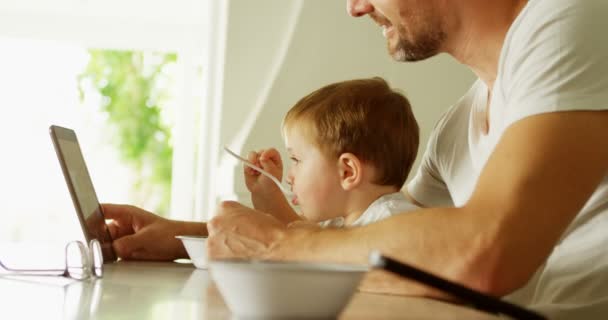 Πατέρας Και Γιος Χρησιμοποιώντας Ψηφιακό Tablet Στο Τραπέζι Στο Σπίτι — Αρχείο Βίντεο