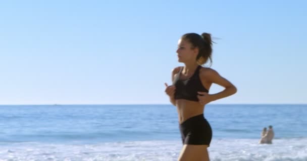 Подходящая Женщина Бегущая Пляже Солнечный День — стоковое видео