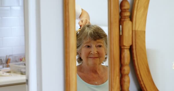 Friseur Kämmt Seniorin Hause Vor Spiegel Die Haare — Stockvideo