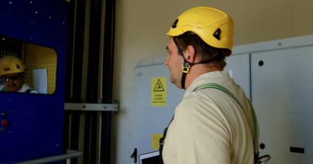 Dos Ingenieros Masculinos Trabajando Dentro Turbina Eólica — Vídeos de Stock