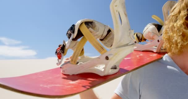 Närbild Blond Man Med Sand Styrelsen Tittar Distans Öknen — Stockvideo