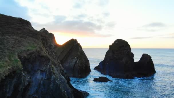 Вид Повітря Скельні Утворення Морі Сутінках — стокове відео