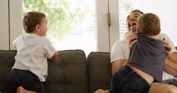 Vater Und Kinder Haben Spaß Auf Dem Sofa Hause — Stockvideo