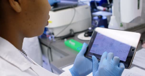 Nahaufnahme Eines Wissenschaftlers Mit Digitalem Tablet Labor — Stockvideo