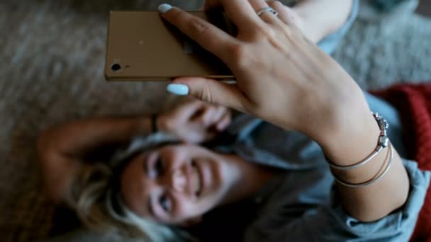 Ζευγάρι Μιλώντας Selfie Κινητό Στο Σαλόνι Στο Σπίτι — Αρχείο Βίντεο