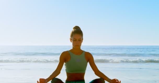 Vrouw Uitvoeren Van Yoga Het Strand Een Zonnige Dag Passen — Stockvideo