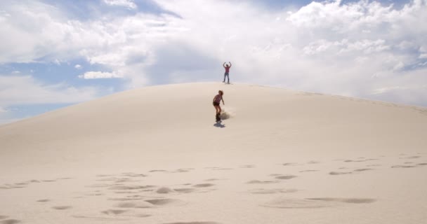 Paar Sandboarding Der Wüste Einem Sonnigen Tag — Stockvideo