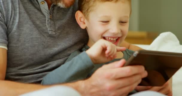 Nahaufnahme Von Vater Und Sohn Mit Digitalem Tablet Auf Dem — Stockvideo