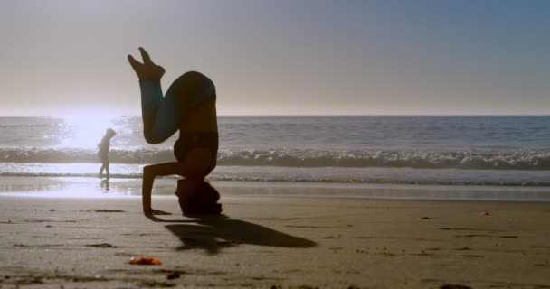 Fitte Frau Beim Yoga Strand Einem Sonnigen Tag — Stockvideo