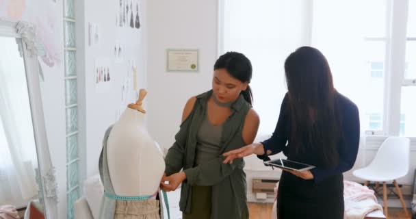 Stilisti Moda Che Utilizzano Tablet Mentre Misurano Dress Maker Modello — Video Stock