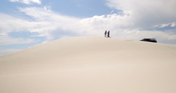 Pareja Pie Duna Arena Desierto Día Soleado — Vídeos de Stock