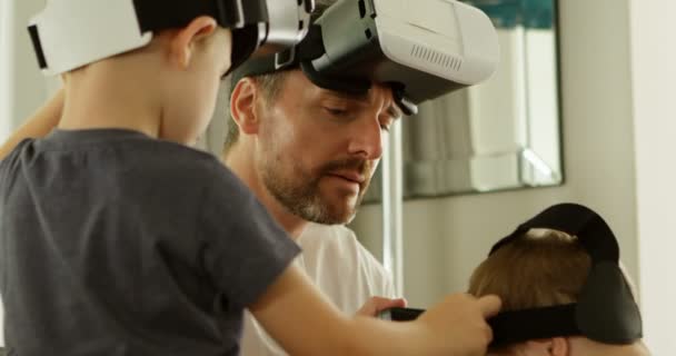 Close Van Vader Kinderen Met Behulp Van Virtuele Realiteit Headsets — Stockvideo