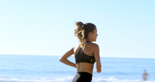 Fit Mujer Corriendo Playa Día Soleado — Vídeo de stock