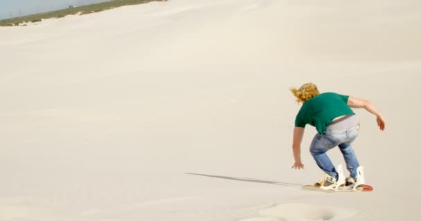 Homem Areia Embarque Deserto Dia Ensolarado — Vídeo de Stock