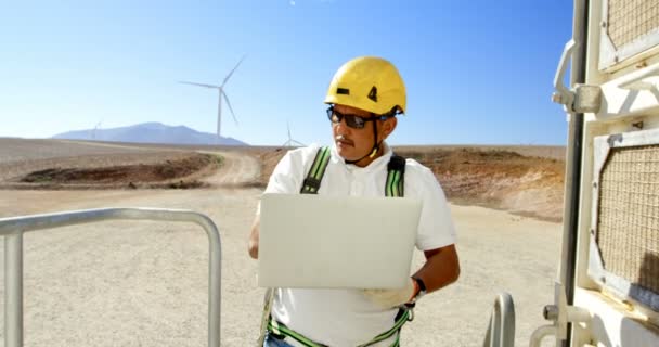 Engenheiro Masculino Usando Laptop Parque Eólico Dia Ensolarado — Vídeo de Stock