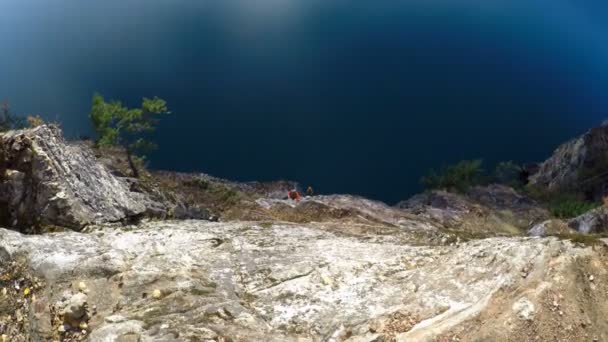 Скелястий Альпініст Піднімається Скелі Море — стокове відео
