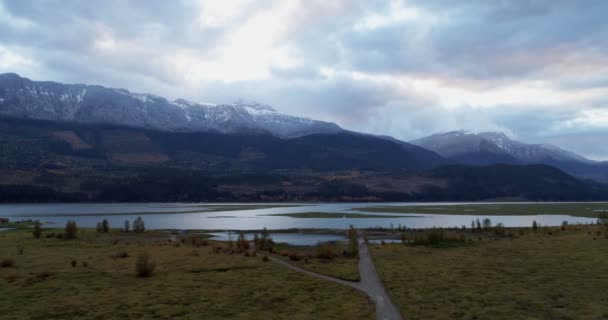 山と湖 の間に草地の風光明媚なビュー — ストック動画