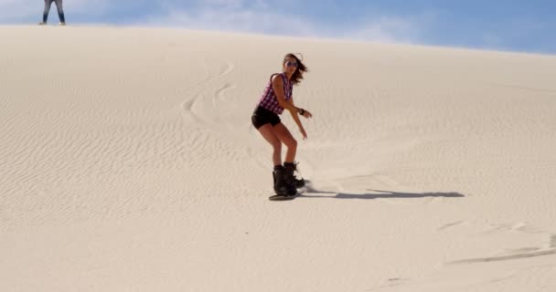 Женщина Песок Посадки Время Мужчина Смотрит Пустыне — стоковое видео