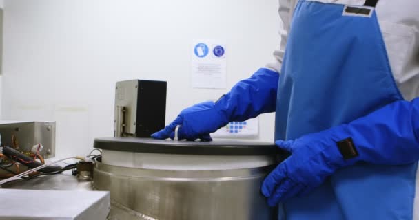の研究室で冷凍庫の科学者開口部蓋の中央部 — ストック動画