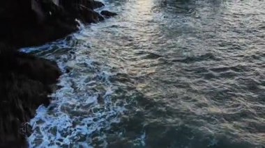  Deniz kaya oluşumları alacakaranlıkta 4k havadan görünümü