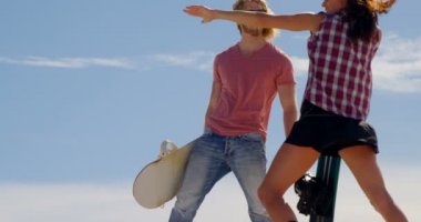 Kum komiteler çölde ağır esintiyle 4 k konuşmak ile çift