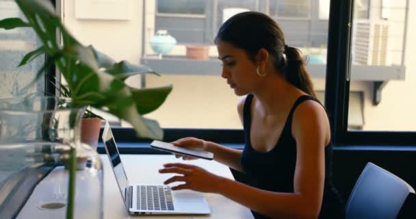 女性行政人员使用笔记本电脑在办公桌上的办公室4K — 图库视频影像