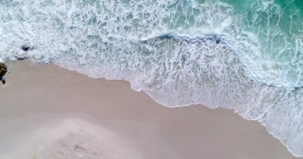 vue aérienne des vagues roulant sur la plage au jour ensoleillé 4k 