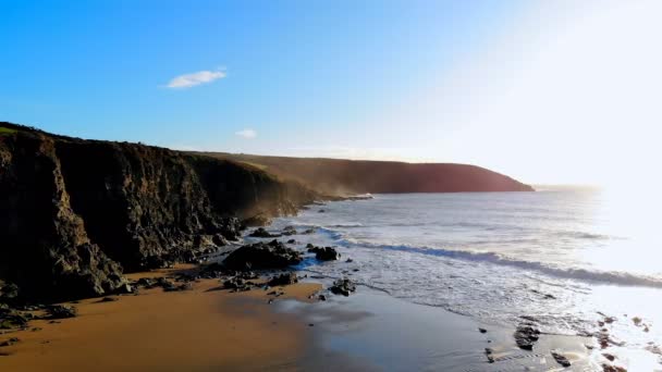 Plage Avec Falaises Montagne Mer Crépuscule — Video