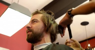 Adam ile kuaför berber dükkanı 4 k saçına kırpma sırasında etkileşim