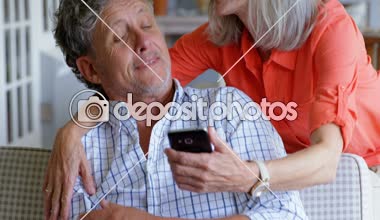 Üst düzey iki cep telefonuyla verandada ev 4 k