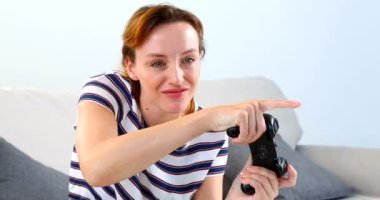 Kadın kanepe beyaz arka plan 4 k joystick oyun oynamak