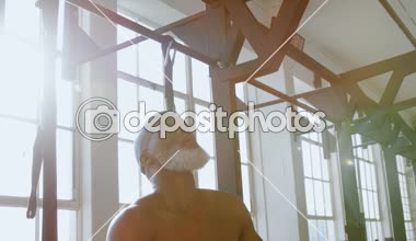 Egzersiz fitness Studio 4 k çekme çubuğu çıkarmak çalışan üst düzey adam