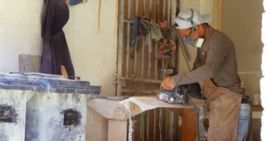 Sörf tahtası maker atölye 4 k sörf tahtası üzerinde Perdah makinesi kullanarak