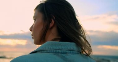 Parmaklıklar Beach 4 k yakın duran kadın Close-up