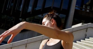 Kadın balet sokak 4 k merdivenlerde performans