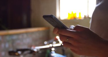 Orta bölümünde ev 4 k cep telefonu kullanan kadın