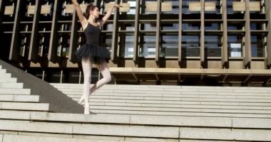 Kadın balet sokak 4 k merdivenlerde performans