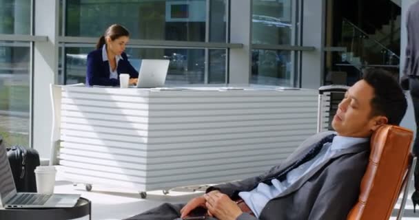 Homme Affaires Relaxant Sur Canapé Réception Bureau — Video