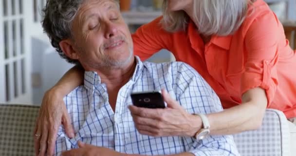 Senior Para Korzystająca Telefonu Komórkowego Werandzie Domu — Wideo stockowe