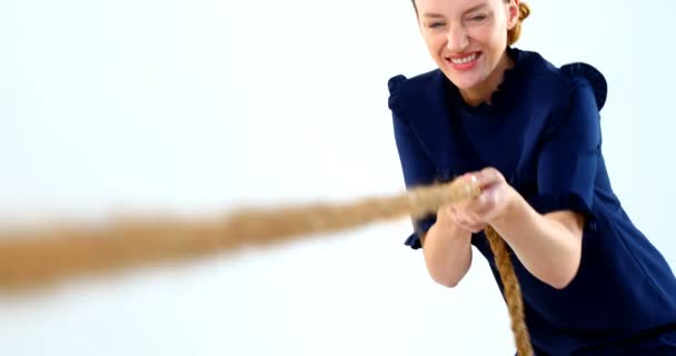 Femme Tirant Une Corde Remorqueur Guerre Sur Fond Blanc — Video