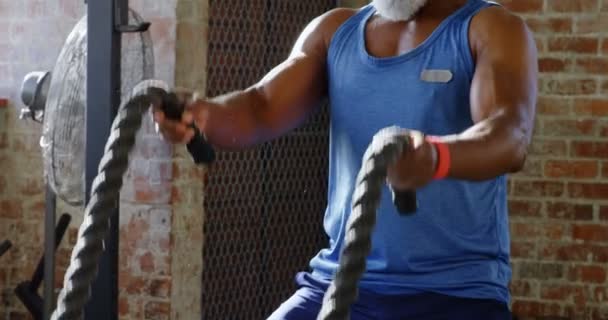 Close Homem Sênior Fazendo Treinamento Corda Crossfit Estúdio Fitness — Vídeo de Stock