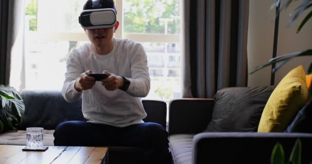 Homme Jouant Des Jeux Vidéo Avec Casque Réalité Virtuelle Maison — Video