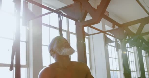 Starszy Człowiek Próbuje Podciągnąć Treningu Ściągać Paska Studio Fitness — Wideo stockowe