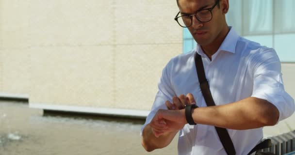 Hombre Revisando Reloj Inteligente Calle Ciudad — Vídeo de stock