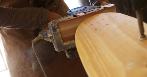 Zbliżenie Deskę Surfingową Maker Pomocą Maszyny Polerskie Deski Surfingowej Warsztacie — Wideo stockowe