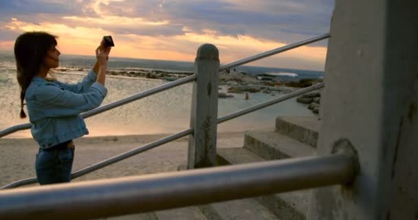 Mujer Joven Haciendo Clic Fotos Con Teléfono Móvil Playa — Vídeos de Stock