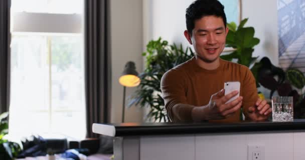 男子使用手机在厨房在家里4K — 图库视频影像